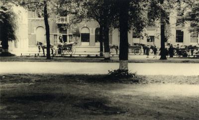 97835 Afbeelding van Duitse soldaten op de Maliebaan te Utrecht die goederen in paard en wagens laden voorafgaand aan ...